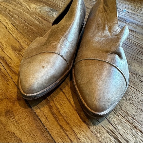 Free People Women’s Royale D’orsay Pointed Toe Tan Leather Distressed Flat Shoes - Picture 4 of 9